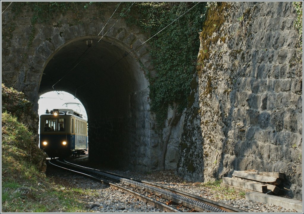 Der Beh 2/4 kurz vor der Einfahrt in diesen recht kurzen Tunnel. 
26. M�rz 2012