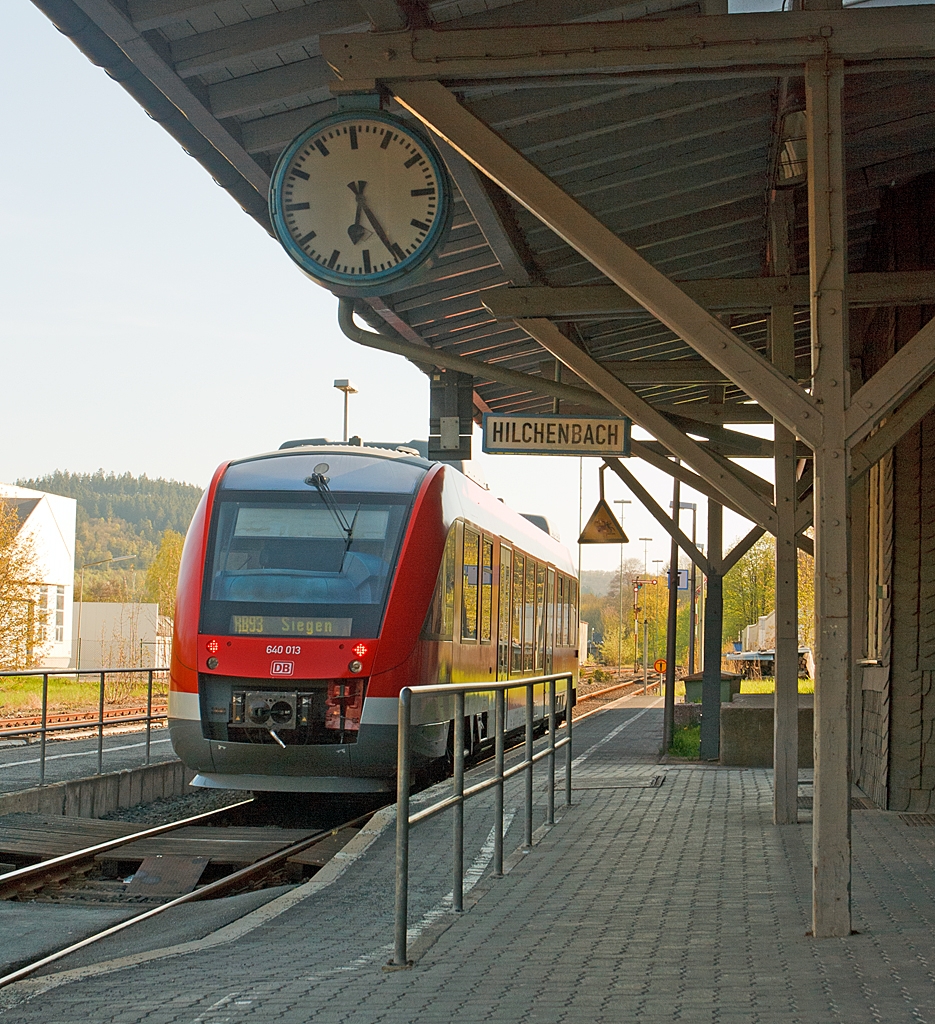 Der Dieseltriebzug 640 013 ein LINT 27 der DreiL�nderBahn f�hrt am 04.05.2013 vom Bahnhof Hilchenbach als RB 93 (Rothaarbahn) weiter auf der gleichnamentlichen KBS 443 in Richtung Kreuztal und Siegen.