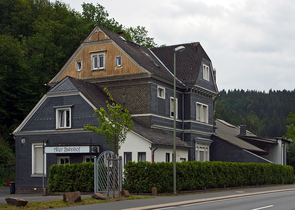 
Der ehemalige Bahnhof Freudenberg (Kr. Siegen) am 24.06.2012, hier die Ansicht von Nordosten.

Der Personenverkehrs am 28. Mai 1983 eingestellt, bis 1994 wurde noch G�terverkehr als Anschlussbahn betrieben. 
Hier endete die 44km lang Bahnstrecke Finnentrop–Olpe-Freudenberg (KBS 442), eine eingleisige Nebenbahn von Finnentrop �ber Attendorn und Olpe nach Freudenberg. Die Strecke zwischen Olpe und Finnentrop wird heute noch als Biggesee-Express regelm��ig im SPNV befahren und ist noch ca. 24km lang.

Von Freudenberg ging die Strecke dann weiter als Asdorftalbahn (KBS 361) nach Kirchen(Sieg), eine rund 14 km lange Strecke. In Kirchen war somit der Anschlu� an die Siegstrecke (KBS 460).