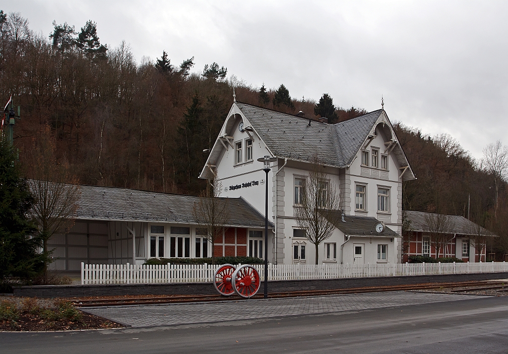 
Der ehemalige Bahnhof Netphen-Deuz der Kleinbahn Weidenau–Deuz GmbH, am 26.11.2011.  

                     Fortsetzung von Bild 204382:

                     Erst in den Jahren ab 1990 begann der Rückgang, im Jahr 2004 führ der letzte Güterzug.  

Der reguläre Betrieb der Strecke beschränkt sich heute auf den Bereich Weidenau Vorbahnhof bis Dreis-Tiefenbach, dort werden mehrere Industriebetriebe bedient. Mittlerweile endet das Gleis bei KM 2,9 im Werk Bombardier. Dieses stellt Radsätze für Eisenbahnen her, früher ganze Güterwaggons.

In Deuz wird noch seit 29. Mai 2004 im Walzenwerk Irle ein Inselbetrieb durchgeführt, dabei sind Werk 1 und 2 noch miteinander verbunden.