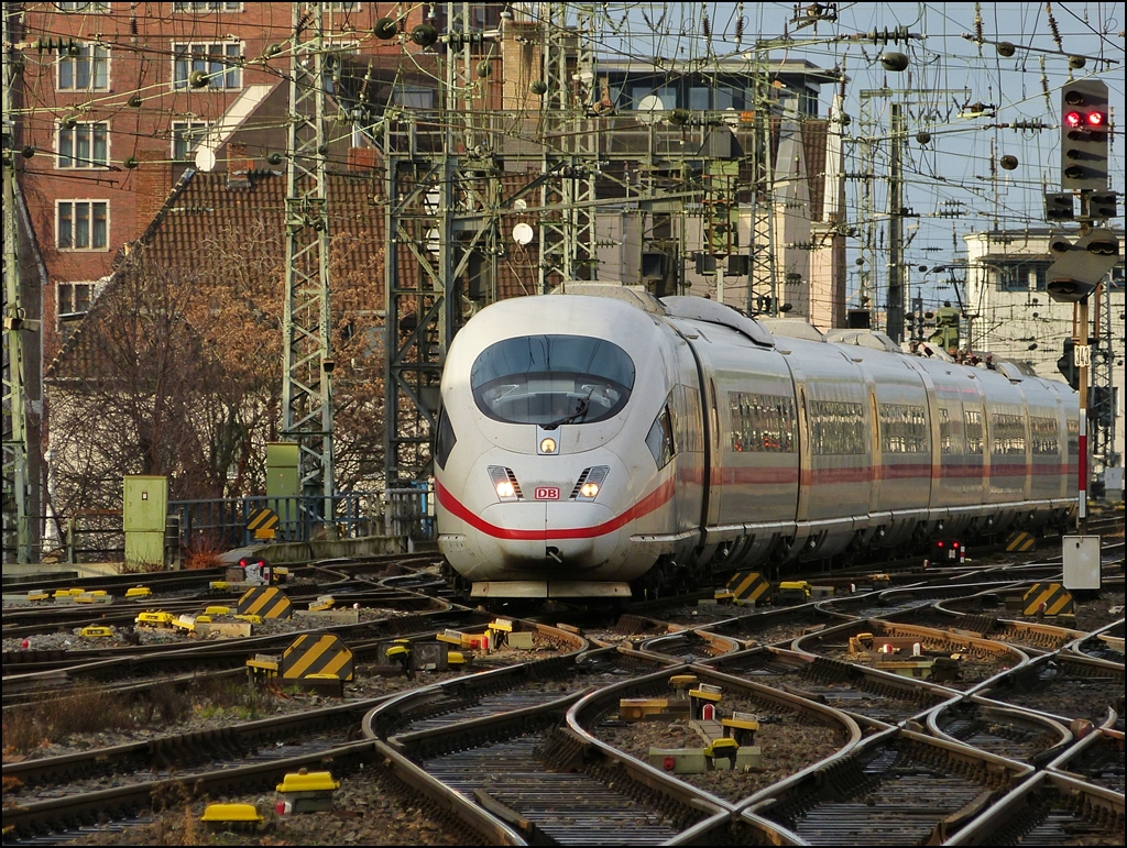 Der ICE 403 504-4  M�nchen  am 30.12.2012 kurz vor dem Erreichen des K�lner Hauptbahnhofs. (Jeanny)