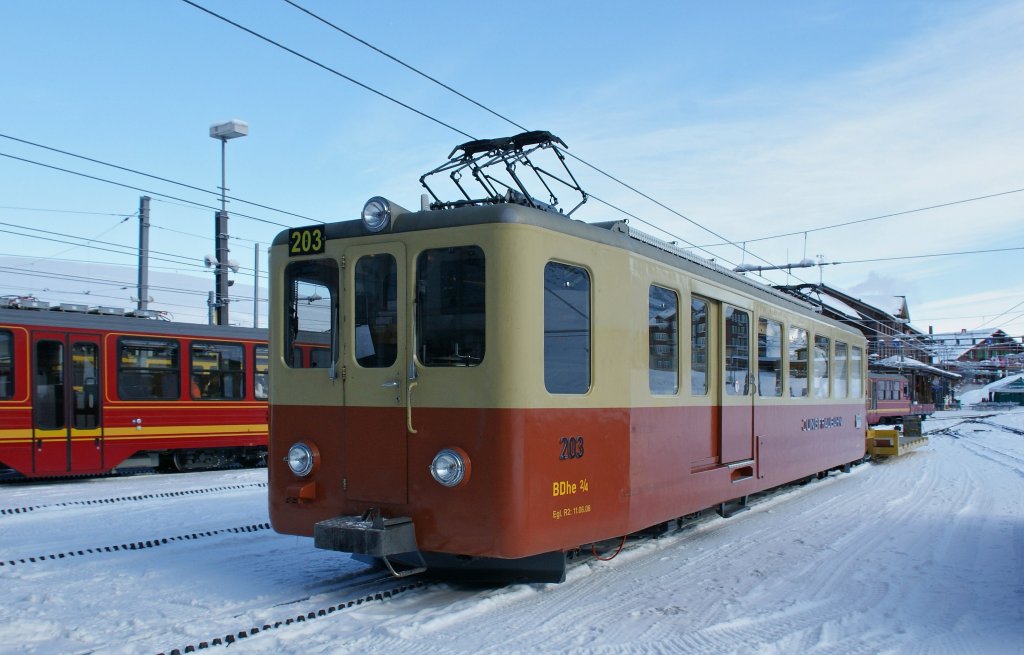 Der JB BDhe 2/4 203 auf der  Talstation  (!) Kleine Scheidegg. 
4. Feb. 2012