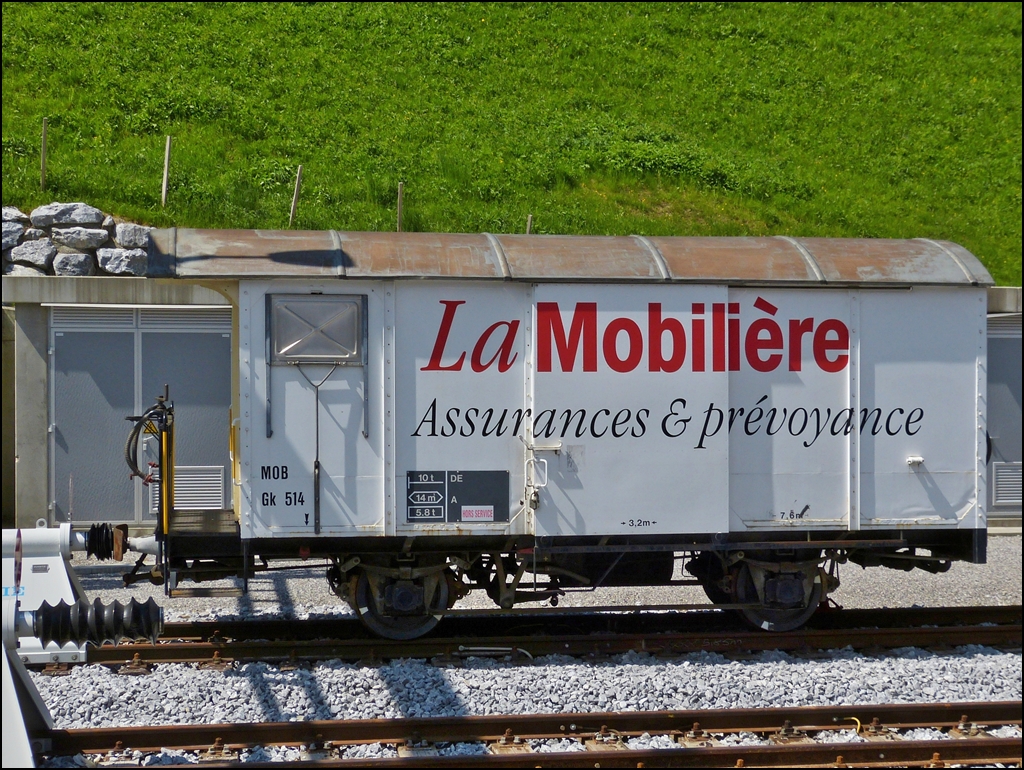 Der MOB Werbe-G�terwagen Gk 514 war am 25.05.2012 in Gstaad abgestellt und konnte aus dem fahrenden Goldenpass Classic fotografiert werden. (Hans) 