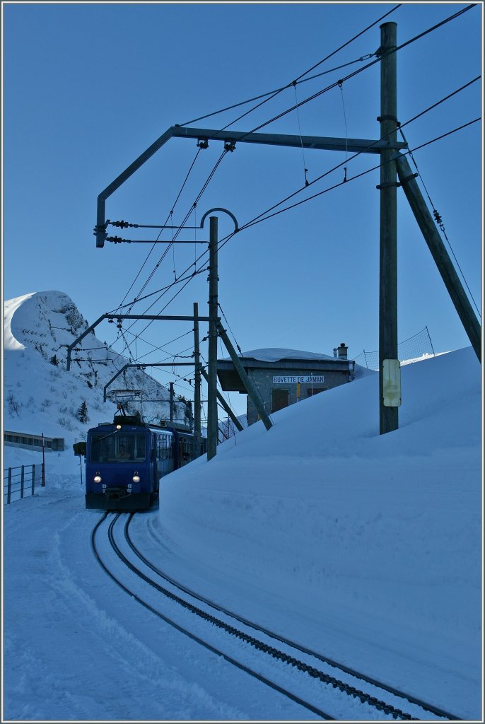 Der weisse, im Schatten liegende Schnee zeigt sich auf dem Bild ganz blau...
12.01.2012