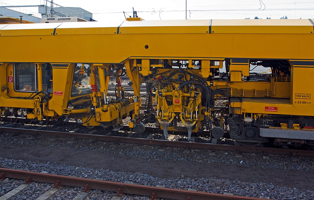 Detail der am 27.03.2013 in Kreuztal abgestellten 
Plasser & Theurer Universalstopfmaschine 08 - 475 Unimat 4S (Schweres Nebenfahrzeug Nr. 97 43 42 541 18 - 8) der DGU (Deutsche Gleisbau Union).
