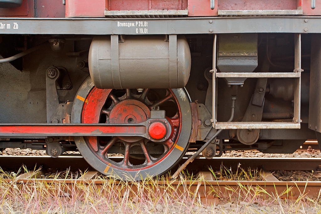 Detail der Westerwaldbahn (WEBA) Lok 3 (V 26.3) am 06.05.2013 in Scheuerfeld/Sieg.  
Hier kann man, von der Jung R 30 B, rechts deutlich einen der Bremszylinder, sowie mittig unter der Lok befindliche Bremsgest�nge und den Stangenantrieb sehen, das wiederum die Kraft auf Hebel und Bremsbacken �bertr�gt. Rechts oben ein Sandkasten mit den Sandablaufrohr vor das Rad.
