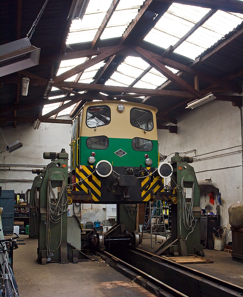 Die 1.000 mm Diesellok D2 der Brohltalbahn ist am 19.05.2013 in der Werkstatt in Brohl aufgebockt, z.Z. ist sie in der HU. (Diesen Blick konnte ich durchs offene Tor machen, das mir ein Mitarbeiter etwas weiter ge�ffnet hat.)

Die Lok vom Typ MV 10 S wurde 1965 unter der Fabriknummer 26529 von O&K gebaut und an die BEG (Brohltal-Eisenbahn) geliefert. Sie hat eine Leistung 221 kW (300 PS). 
Auff�llig ist auch dass die Lok nicht nur Mittelpuffer, sondern auch Normalspurpuffer besitzt. Mit den Normalspurpuffern kann die Lok dem Verschub von Normalspur G�terwagen, auf der 3-gleisigen Anlage (Meter- und Normalspur) zwischen Brohl Umladebahnhof und Brohl Hafen vornehmen.