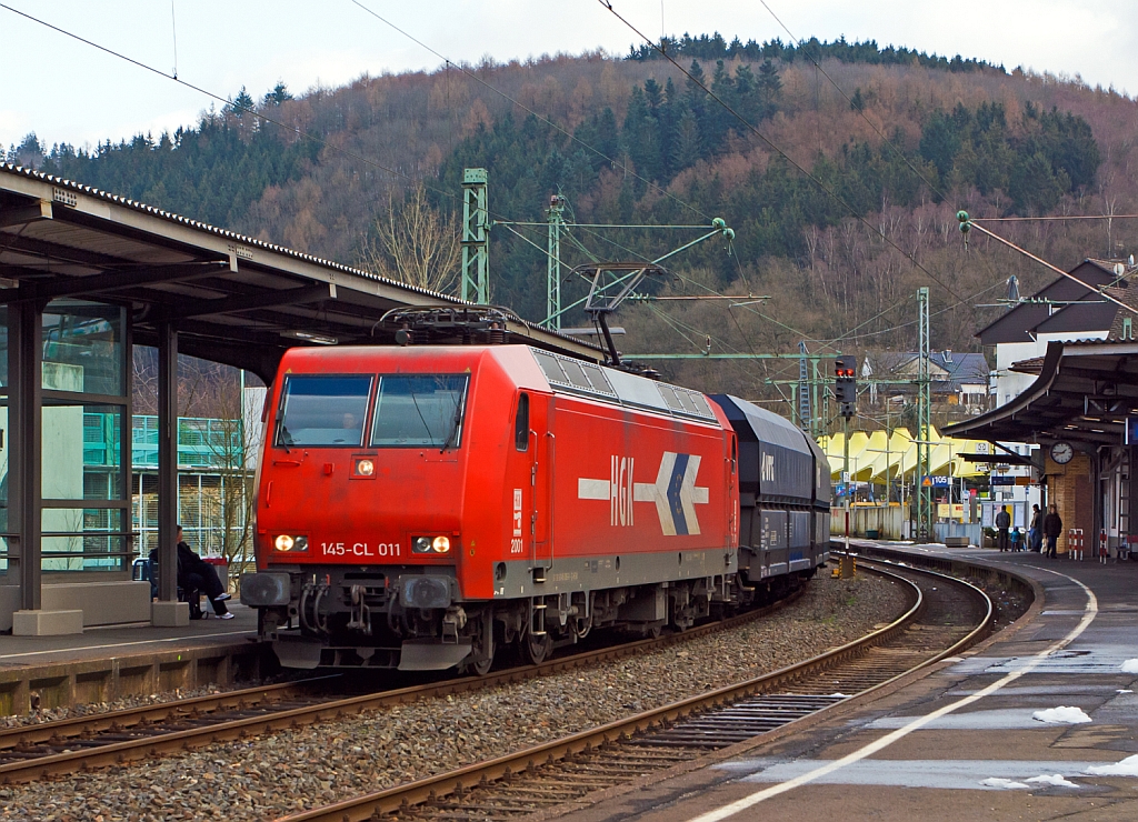 Die 145 - CL 011 (Lok 2001) der HGK (H�fen und G�terverkehr K�ln AG) zieht am 17.02.2013 einen leeren Kohleganzzug (offene VTG Sch�ttgutwagen mit schlagartiger Schwerkraftentladung, hydraulischem Klappenverschlusssystem und 4 Rads�tzen der Gattung Falns) durch den Bahnhof Betzdorf/Sieg in Richtung K�ln.

Die Lok wurde 2000 bei ADtranz in Hennigsdorf (ehem. AEG) unter der Fabriknummer 133382 gebaut und ist �ber CB Rail an die HGK vermietet unt hat die Fahrzeugregisternummer 91 80 6145 089-9 D-HGK.

Technische Daten:
Achsfolge: Bo'Bo'
L�nge �ber Puffer:  18.900 mm
Eigengewicht: 80,0 t
H�chstgeschwindigkeit: 140 km/h
Leistung: 4.200 kW (5.710 PS)
