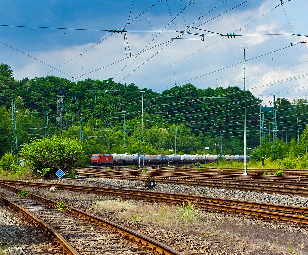 Die 152 089-9 der DB Schenker Rail Deutschland AG mit einem Kesselwagenzug, f�hrt am 08.06.2013 auf der Siegstrecke (KBS 460) in Richtung Siegen, hier kurz vor dem Bahnhof Betzdorf (Sieg).