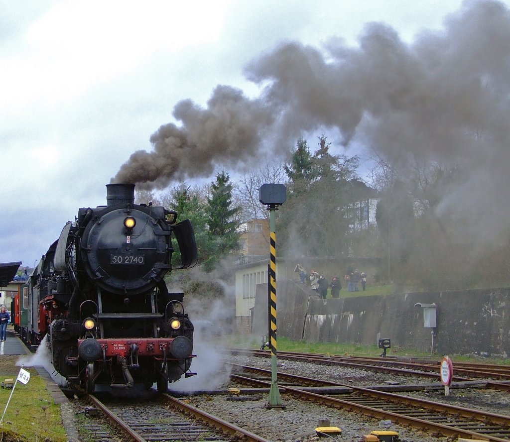 Die 50 2740 am 03.04.2010 beim Dampfspektakel in Gerolstein.
Die Lok wurde 1942 bei Henschel in Kassel unter Fabriknummer 26808 gebaut.
Sie verblieb 1945 bei der Deutschen Reichsbahn in der DDR und war bis Mitte der 1980er Jahre im Einsatz, danach diente sie als Heizlok in Chemnitz. 1988 erwarb sie ein Privatmann, lie� sie in die BRD ausf�hrend und �bergab sie zum Betrieb an die Ulmer Eisenbahnfreunde (UEF).