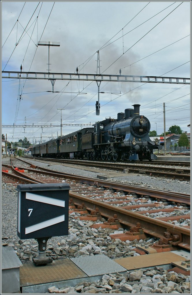 Die A 3/5 mit ihrem Extrazug nach Olten (via Yverdon) in Murtne bei der Weiche sieben. 
25.Juni 2011