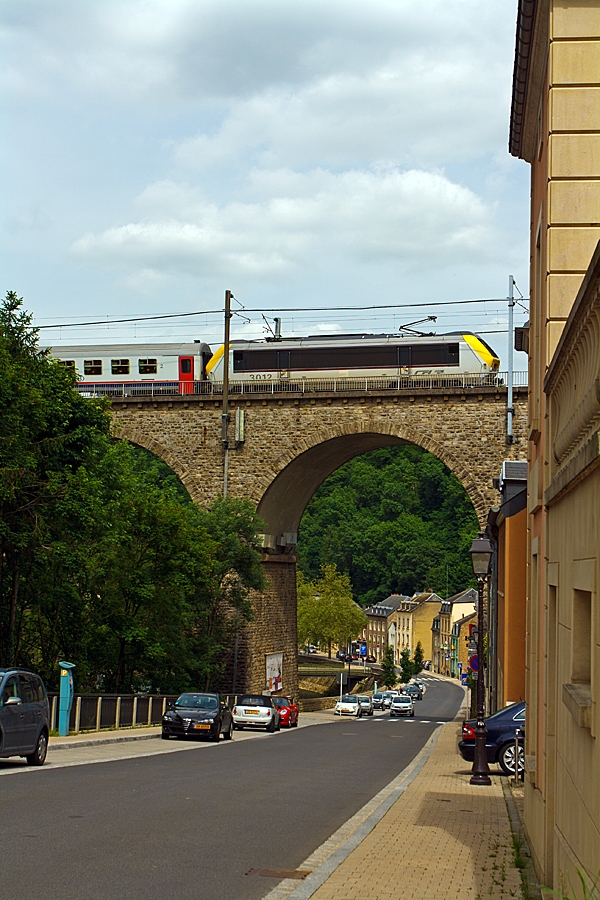 Die CFL 3012 zieht den IR 117 Liers - Luxembourg am 14.06.2013 �ber den  Clausener Viadukt in Richtung Bahnhof Luxemburg.