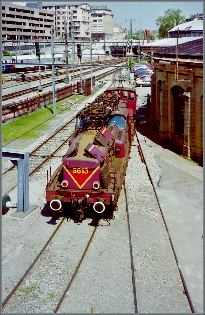 Die CFL 3613 in einem fragw�rdigen Zustand in Luxembourg. 
13. Mai 1998 (gescannts Negativ)