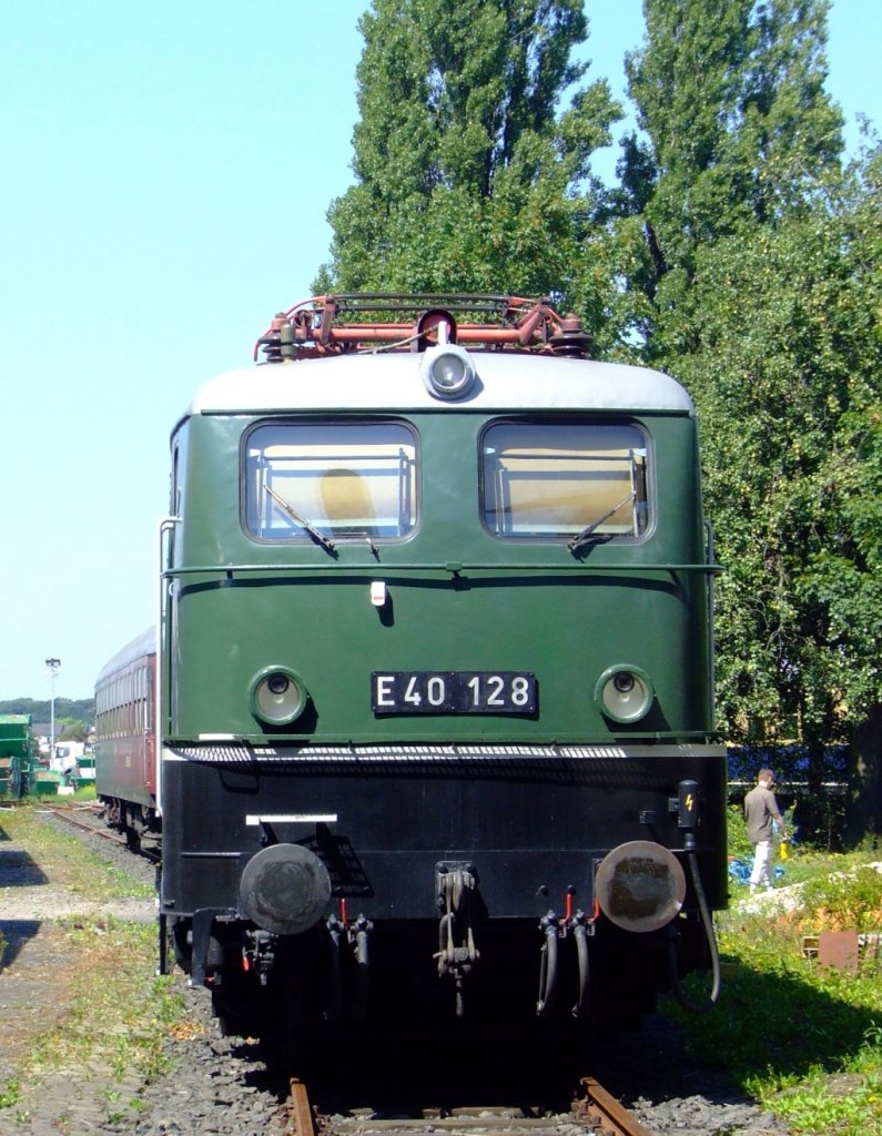Die E 40 128 am 14.08.2010 im Rheinischen Industriebahn- Museum (RIM) in K�ln. Die Lok wurde 1959 von Krauss Maffei und elektr. von Siemens Schuckert Werke die z-Stellung erfolgte 01.04.2005.

Die Baureihe E 40 bezeichnet eine f�r die Deutsche Bundesbahn erstmals im Jahre 1957 gebaute Einheitselektrolokomotive f�r den G�terverkehr. Sie wird seit dem Jahr 1968 als Baureihe 140 und Baureihe 139 gef�hrt und stellt als letzte Elektrolokomotive der Einheitslokomotiven im G�terzugdienst noch heute eine unverzichtbare Gr��e dar.