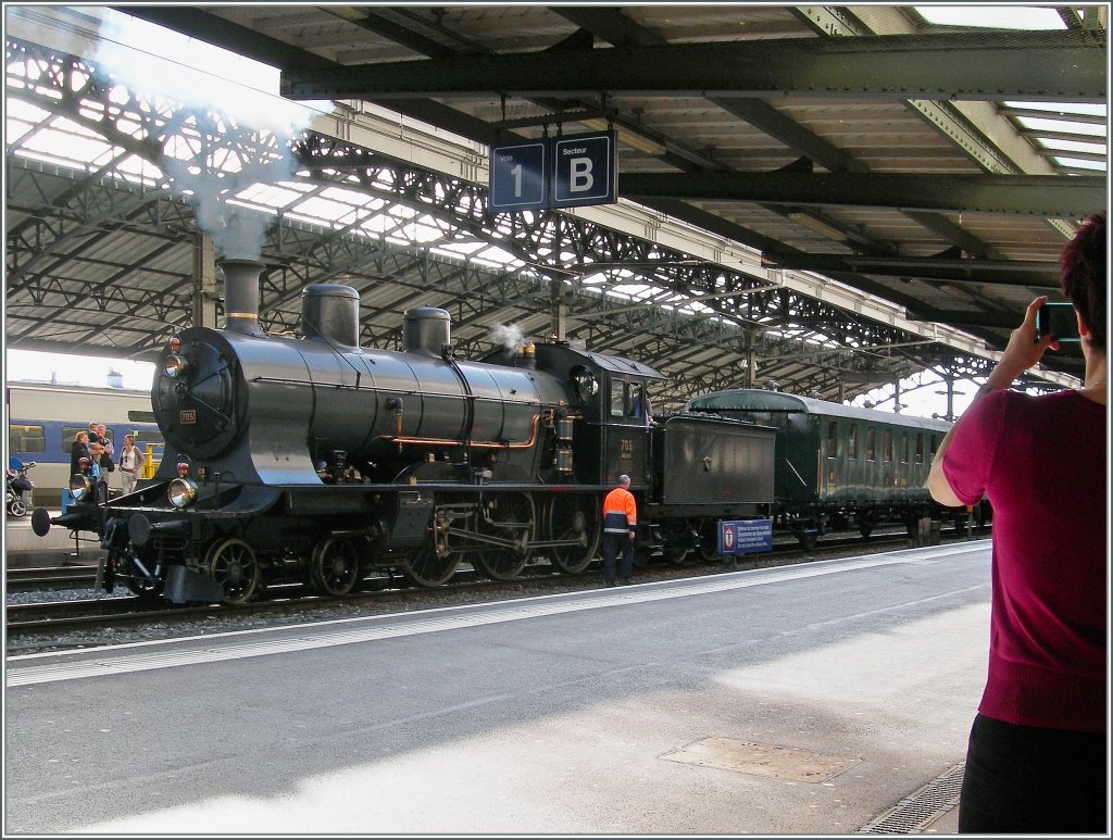 Die elegante Sch�nheit der SBB A 3/5 erregte allgemeines Aufsehen und nicht nur ein Fotoapparat wurde gez�ckt...
Lausanne, den 3. Okt. 2012