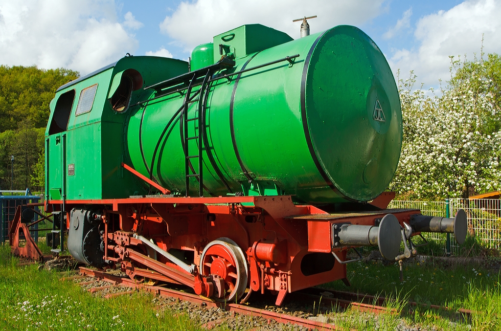 Die Feuerlose Dampfspeicherlok Jung 11722 vom Typ Freia als Denkmallok am 12.05.2013 in Niederfischbach. 
Die Lok wurde 1953 von Jung Jungenthal GmbH, Kirchen/Sieg unter der Fabriknummer 11722 gebaut und an die Glanzstoff-Courtaulds in K�ln-Merheim geliefert, sp�ter ging sie an AKZO-Chemie GmbH in K�ln-Niehl bis sie 1993 an einen Privatmann in Niederfischbach verkauft wurde. 
Diese Jung Dampfspeicherloks vom Typ Freia haben die Achsfolge B, 250 PS Leistung und sind 33,1 t schwer.
