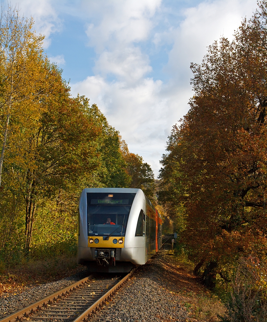 Die Konkurrenz ist weg, da muss der Fotospezialist f�r die Hellertalbahn mal wieder zeigen was er drauf hat;-) Ein GTW 2/6 der Hellertalbahn kommt am 27.10.2012 von Herdorf, �ber die genamtliche Strecke  Hellertalbahn  (KBS 462 ), hier bei km 85,0 (von K�ln-Deutz gerechnet) kurz vor dem Haltepunkt Gr�nebacher H�tte. 