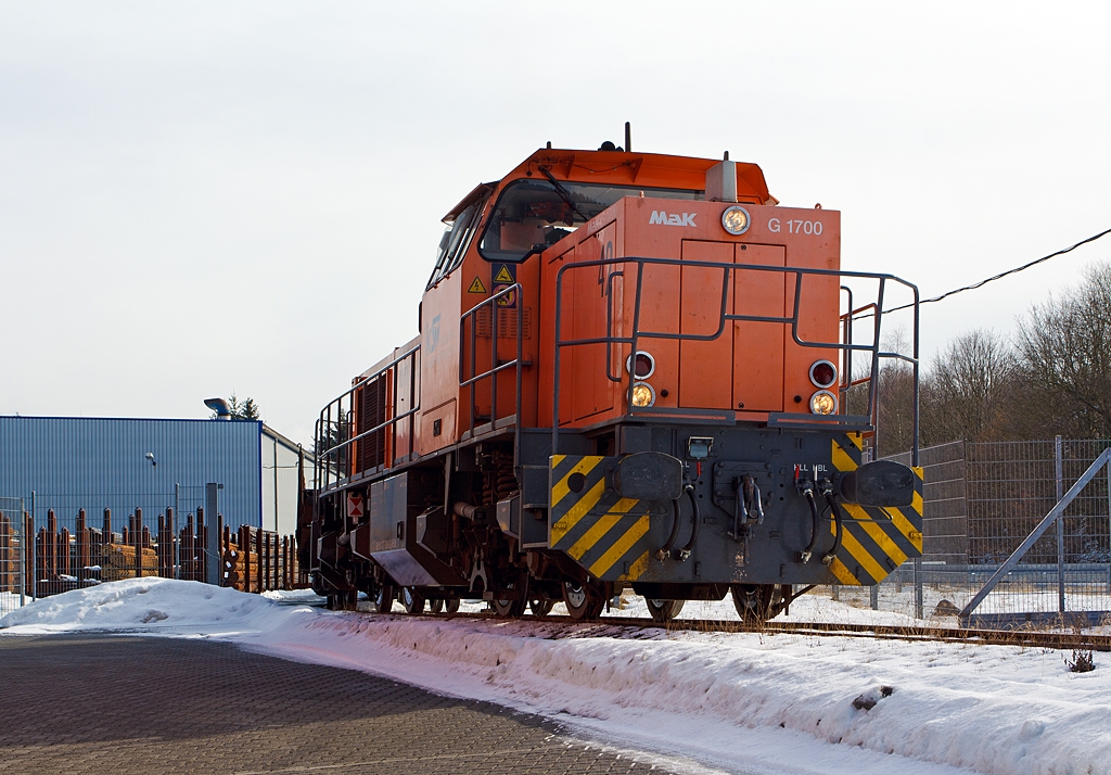 Die Lok 42 (eine MaK 1700 BB) der KSW (Kreisbahn Siegen-Wittgenstein) dr�ckt einem G�terzug mit Rundstahl beladenen Res-Wagen, am 18.03.2013 in Burbach/Siegerland, auf dem Werksanschlu� zum dem Blankstahlwerk. 

Die Aufnahme konnte ich von einem �ffentlichen Parkplatz machen.