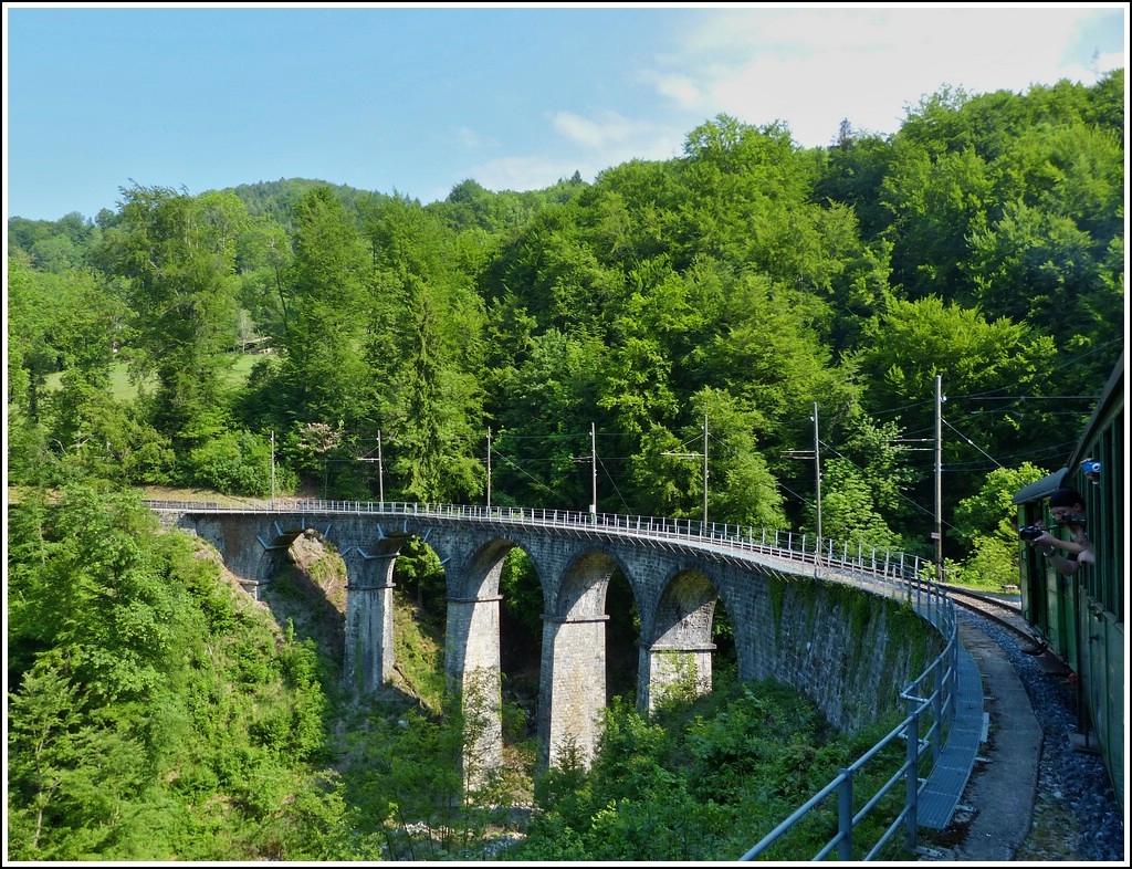 Die Museumsstrecke Blonay-Chamby f�hrt zwischen den Haltestellen Cornaux und Chantemerle �ber einen herrlichen Viadukt. 27.05.2012 (Jeanny)