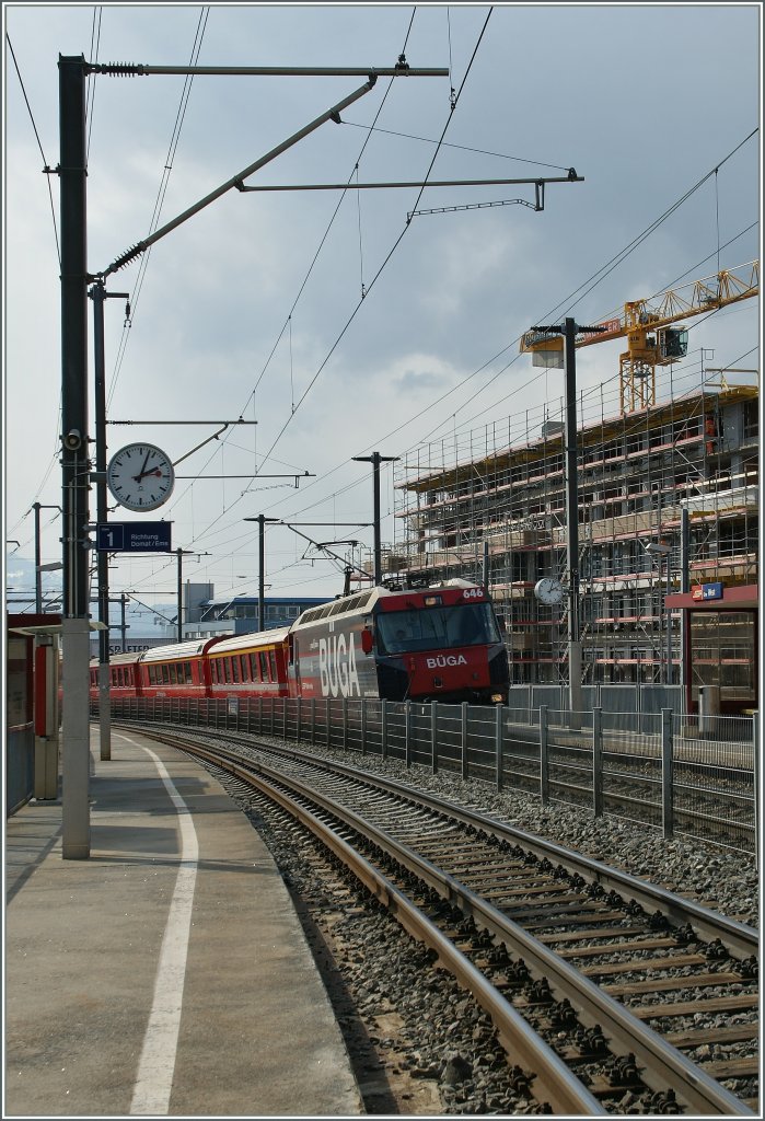Die R�tische Bahn f�hrt nicht nur durch Tunnels und �ber waghalsige Br�cken , sondern auch durch H�userschluchten...
Ge 4/4 III 646 mit einem Albula Schnellzug bei der Durchfahrt in Chur West. 
