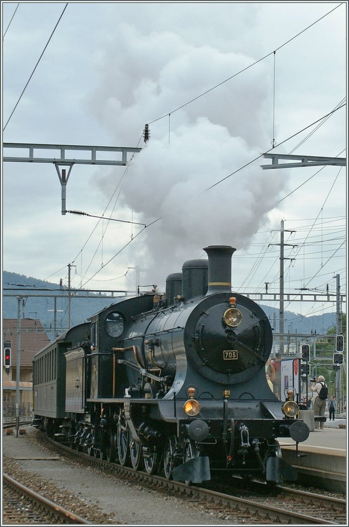 Die sch�ne A 3/5 705 mit ihrem Extrazug nach Murten in Olten. 
25. Juni 2011