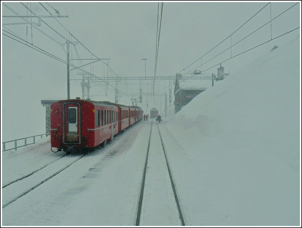 Die Station Ospizio Bernina (2253 m.�.M) am 24.12.2009. (Hans)