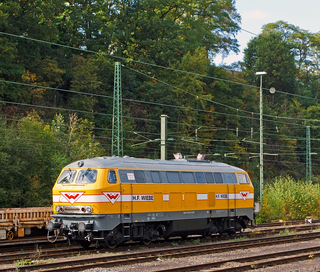 Die Wiebe Lok 10 - 216 122-2 ex DB V160 122 ab 1968 DB 216 122-2, abgestellt am 07.10.1021 in Betzdorf/Sieg. 
Die V 160 wurde 1967 bei Deutz unter der Fabriknummer 58144 gebaut. Angetrieben wird die Lok von einem MTU 16 V 538 / 653 TB 10 Dieselmotor mit 16 Zylindern und einer Leistung von 1.900 PS (1.400 kW) bei 1500/min. Die Leistung gelangt �ber ein hydraulisches Getriebe mit zwei Wandlern, Kupplungen und Gelenkwellen zu den Radsatzgetrieben in den beiden zweiachsigen Drehgestellen (somit ist es eine Diesel-Hydraulische-Lok). 
Sie hat die NVR-Nummer  92 80 1216 122-2 D-BLP (BLP Wiebe Logistik GmbH geh�rt zur H.F. Wiebe Guppe). Die Baureihe 216 ist die erste Variante der V 160-Familie.