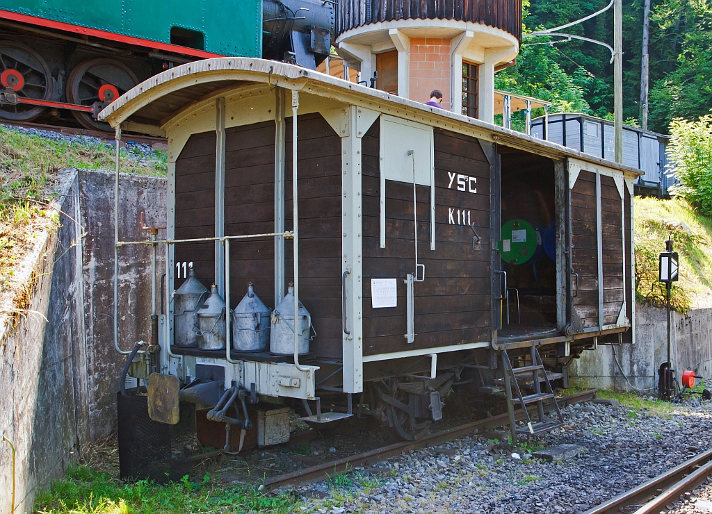 Dieser schmalspurige zweiachsige Gedeckte G�terwagen K 111 dient heute wohl nur noch als Schmier�llager der Museumsbahn Blonay–Chamby, er steht gegen�ber der Bekohlungsanlage des Museums in Chaulin (27.05.2012). Er wurde 1886 Baume & Merpent f�r die Chemin de fer Yverdon–Ste-Croix (YSteC), eine schmalspurige Privatbahn im Kanton Waadt, gebaut.