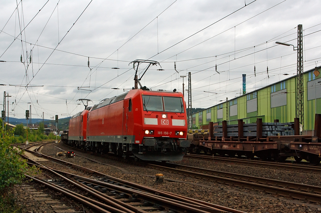Doppeltraktion 185 156-7 und 185 079-1 der DB Schenker Rail ziehen einen G�terzug, hier am 16.07.2012 in Siegen-Geisweid, in Richtung Siegen.