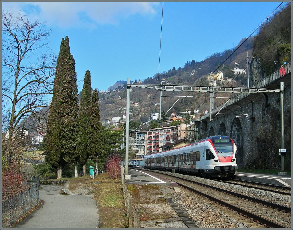 Ein Flirt als S3 auf der Fahrt nach Villeneuve bei der Durchfahrt in Veytaux Chillon.
14. M�rz 2013