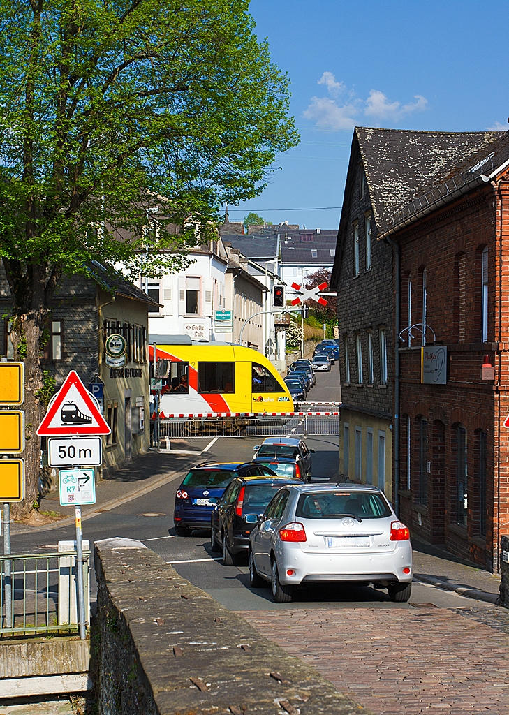 Ein LINT 41 der HLB (Hessische Landesbahn) passiert am 05.05.2013 den B� km 44,6 (KBS 625 - Untere Lahntalbahn) in Runkel.
Er kommt von Limburg und erreicht gleich den Bahnhof Runkel. 