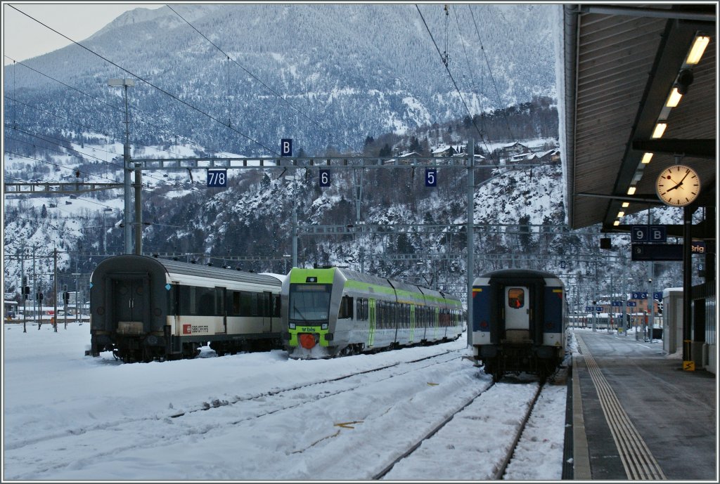 Ein  L�tschberger  flankiert vom einem ex SNCF Gep�ckwagen und einem EW I/II in Brig. 
Zudem erlaubt das Bild (via Exif-Datei) eine genau Zeitbestimmung...
Brig, den 12.12.12
