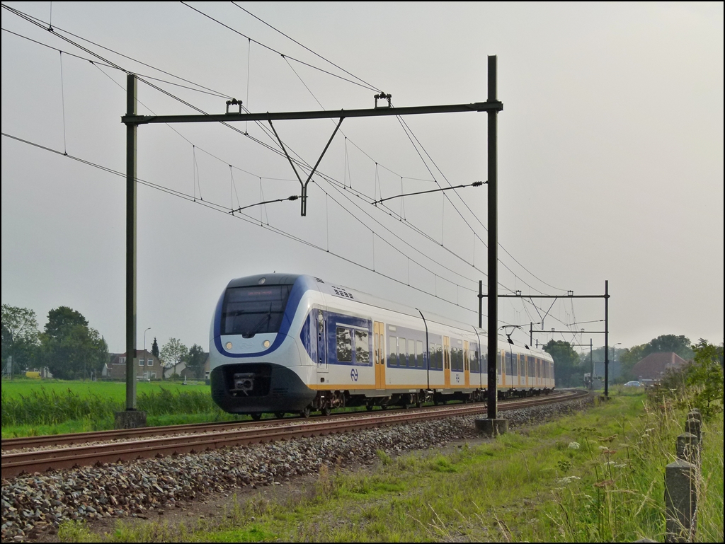 Ein sechteiliger NS SLT (Sprinter Lighttrain) hat am 02.09.2011 den Bahnhof von Zevenbergen verlassen und f�hrt nun in Richtung Den Haag Centraal. (Jeanny)

Der Name Sprinter steht f�r den Einsatz im S-Bahn �hnlichen Verkehr, da durch breite Einstiege schnelle Fahrgastwechsel m�glich werden. Die Z�ge, die in Anlehnung an den bew�hrten ET 425 entwickelt wurden, verbinden im Regional- und Nahverkehr die Ballungsr�ume im Westen der Niederlande miteinander. Dabei werden sie �ltere Fahrzeuge schrittweise ersetzen.

In Kritik geriet die Bahngesellschaft, da s�mtliche Sprinter-Z�ge ohne Toiletten ausger�stet sind. Dies sei, so die Niederl�ndischen Eisenbahnen, auf Kurzstrecken nicht n�tig, da hierbei die WCs kaum genutzt w�rden. Allerdings wurden in j�ngster Zeit vermehrt auch Sprinter-Garnituren f�r l�ngere Bahnstrecken eingesetzt.

Technische Daten des sechsteiligen SLT:
Anzahl:                 62
Hersteller: 	        Bombardier, Siemens
Baujahr: 	        2007 
Achsformel: 	        Bo'(Bo')(2')(2')(2')(Bo')Bo'
Spurweite: 	        1435 mm (Normalspur)
L�nge �ber Kupplung:    100,54m
Leermasse: 	        176 t
Dienstmasse:            192 t
H�chstgeschwindigkeit: 	160 km/h
Traktionsleistung:      2.000 kW
Stromsystem: 	        1,5 kV Gleichstrom
Sitzpl�tze: 	        332
Stehpl�tze: 	        108
 

