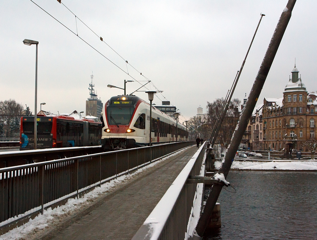 Ein Seehas (ein vierteiliger Flirt RABe521 xxx der SBB GmbH (Deutschland)) f�hrt am 08.12.2012 auf der Konstanzer Rheinbr�cke kurz vor dem Erreichen seiner Endstation Konstanz. 
Die  seehas -Strecke Engen - Singen - Radolfzell - Konstanz wird von der  SBB GmbH (Deutschland) betrieben.