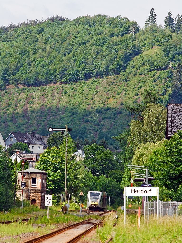 Ein Stadler GTW 2/6 der Hellertalbahn, kommt von Betzdorf/Sieg und f�hrt am 02.06.2012 in den Bahnhof Herdorf ein.