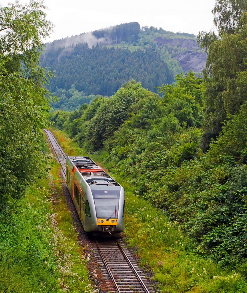 Ein Stadler GTW 2/6 der Hellertalbahn kommt am 15.07.2012 von Herdorf und f�hrt Richtung Neunkirchen, hier kurz vorm Haltepunkt Neunkirchen-Struth�tten.