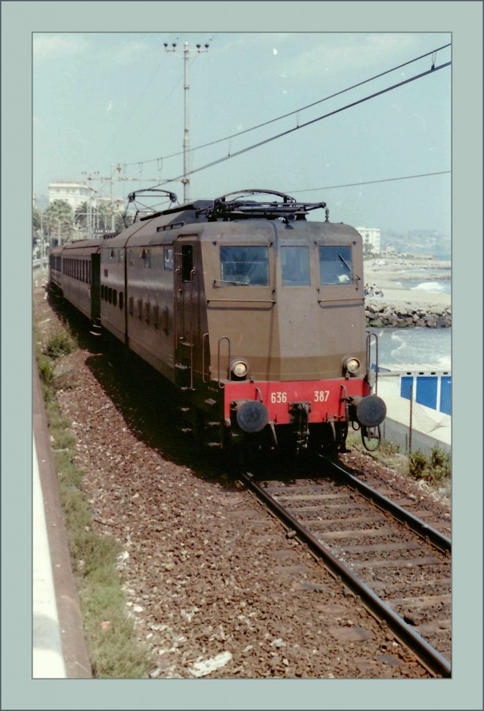 Einen kleine, kalorienlose Erinnerung an das gute Mittagessen vom Sonntag: die FS 636 387 mit einem Regionalzug nach Ventimiglia kurz nach San Remo im Sommer 1985.
(gescanntes Negativ)