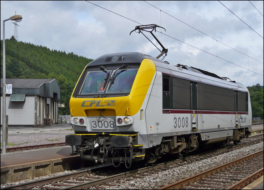 Es wird h�chste Zeit, dass die CFL E-Loks hier mal vorgestellt werden: Das Bild zeigt die 3008 am 29.08.2010 beim Umsetzen in Clervaux. Diese Lok wurde 1998 unter der Fabriknummer 1309 bei Alstom gebaut. (Jeanny)

Die CFL S�rie 3000 ist baugleich mit der SNCB S�rie 13 und die Loks k�nnen deshalb auch untereinander problemlos in Doppeltraktion fahren. Von den 80 Maschinen, die 1997 von SNCB und CFL bei Alstom gekauft wurden, gingen 60 nach Belgien und 20 nach Luxemburg. In Luxemburg sind sie unter den Nummern 3001 bis 3020 immatrukuliert worden. Heute sind noch 19 im Dienst, die 3001 wurde kurz nach der Auslieferung besch�digt und im November 2011 wurde sie verschrottet.

Die Loks der S�rie 3000 werden sowohl im Personen- als auch im G�terverkehr eingesetzt. Dank einer Spezialausr�stung k�nnen sie im G�terverkehr bis St Louis (F) fahren. Im Personenverkehr k�nnen sie von den CFL Dosto-Steuerwagen aus gesteuert werden.

Die technischen Daten der CFL S�rie 3000: 

Nummerierung: 3001-3020
St�ckzahl: 20
Hersteller: Alstom
Baujahre: 1997-2001
Achsfolge: Bo'Bo'
Dienstmasse: 90 Tonnen
L�nge �ber Puffer: 19110 mm
H�he: 4220 mm
Maximale Achsenlast: 21 Tonnen
H�chstgeschwindigkeit: 200 km/h
Stromsysteme: 3kV Gleichstrom/25kV Wechselstrom/1,5 kV Gleichstrom (mit halber Leistung)
Leistung: 5200 kW
 

