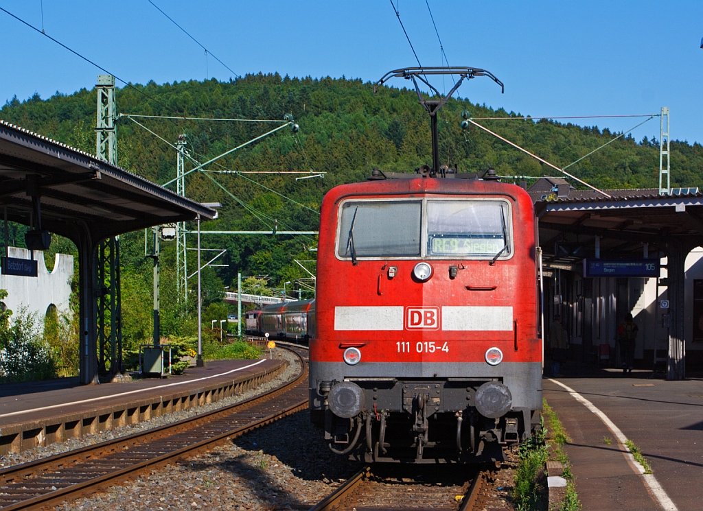Es wird wieder im Sandwich gefahren, da die Talent 2 Probleme haben - Der RE 9 (Rhein-Sieg-Express) Aachen - K�ln - Siegen ist am 10.08.2012 in den Bahnhof Betzdorf (Sieg) eingefahren, Zuglok ist 111 075-8 und Schublok die 111 015-4.