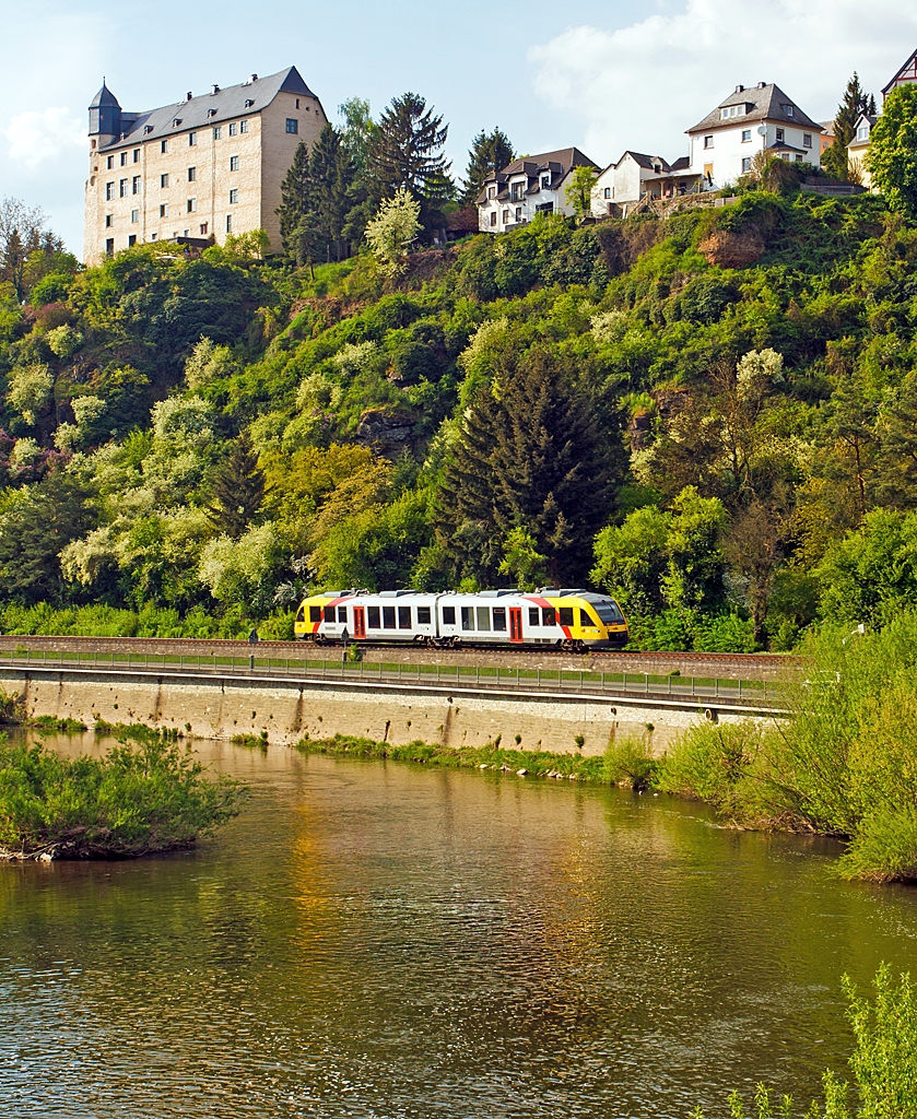 Etwas dunkler als die BB-Version....

Ein LINT 41 der HLB (Hessische Landesbahn) f�hrt am 05.05.2013 bei Runkel entlang der Lahn, auf der KBS 625 - Untere Lahntalbahn. 
Er kommt von Limburg und erreicht gleich den Bahnhof Runkel. 
Oben die Burg Schadeck. 