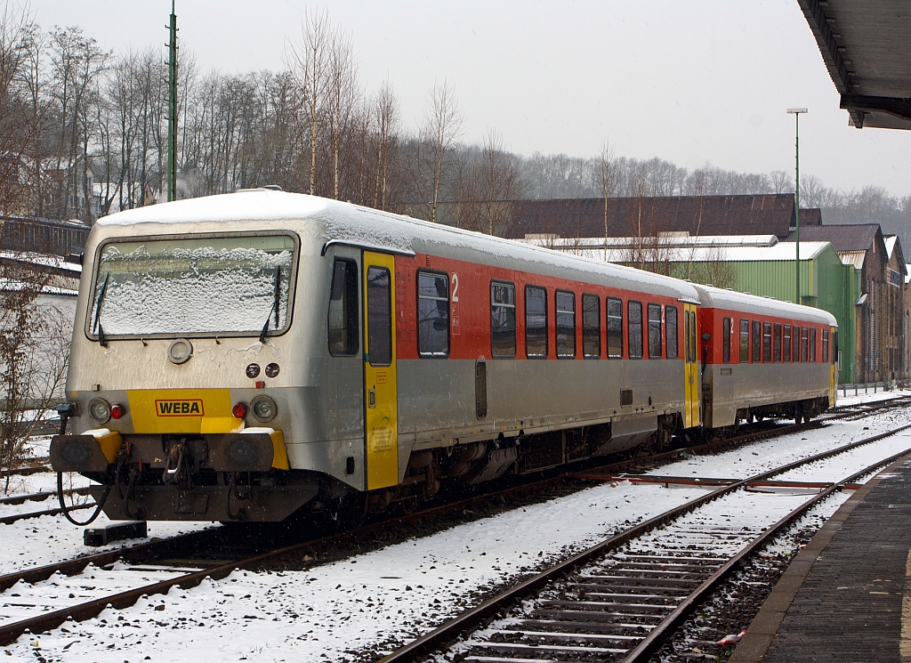 Etwas eingeschneit ist der Dieseltriebwagen VT/VS 51 (BR 628.4)  Daadetalbahn  der Westerwaldbahn (WEBA) am 24.02.2013 im Bahnhof Betzdorf/Sieg abgestellt. Der Trieb-/Steuerwagen wurden 1994 bei D�WAG unter den Fabrik-Nr. 91341/91342 gebaut.

Technische Daten:
Achsformel: Bo'2'2'Bo'  
Leistung:  485 kW 
H�chstgeschwindigkeit: 120 km/h
Eigengewicht: 64t
