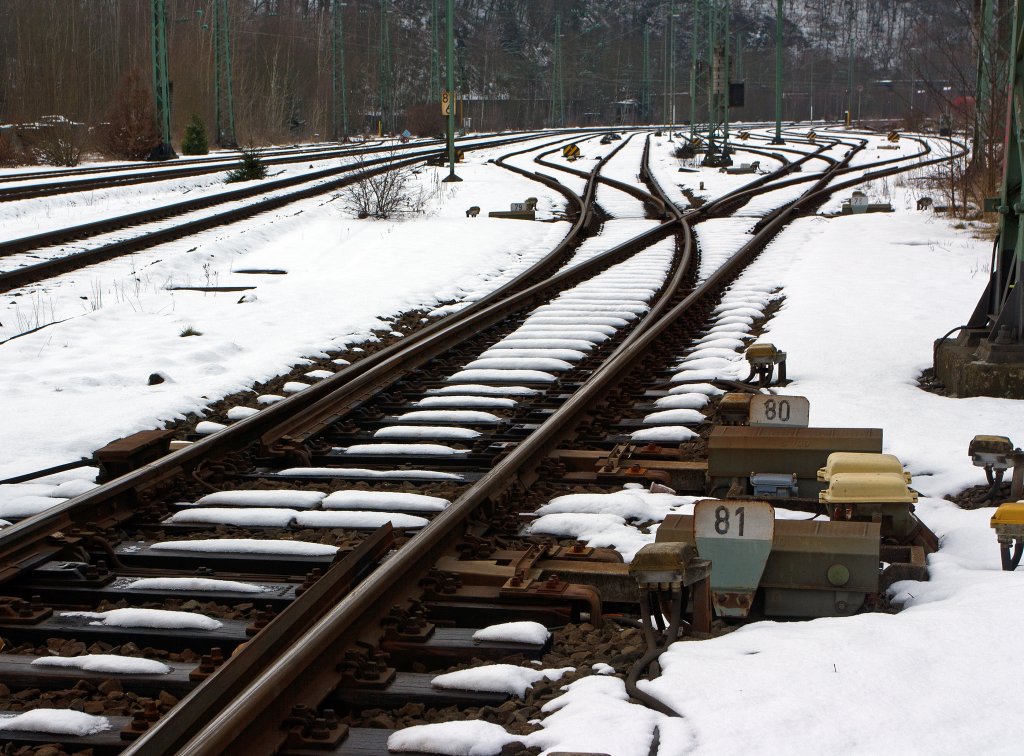 F�r meinen Freund Stefan, nicht in  Z  sondern in Spurweite 1.435 mm Die Weiche Nr. 80 mit elektr. Stellantrieb im Bahnhofsvorfeld von Betzdorf/Sieg (09.02.2013).