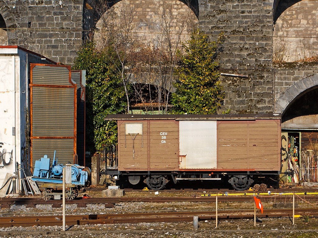 Gedeckter 2-achsige G�terwagen Gk 38 der CEV (heute MVR) am 26.02.2012 in Vevey.

Der Wagen wurde 1913 bei SWS gebaut , hat ein Eigengewicht von 6,1 t und eine Zuladung vom max. 10 t, die zul. H�chstgeschwindigkeit betr�gt 45 km/h.