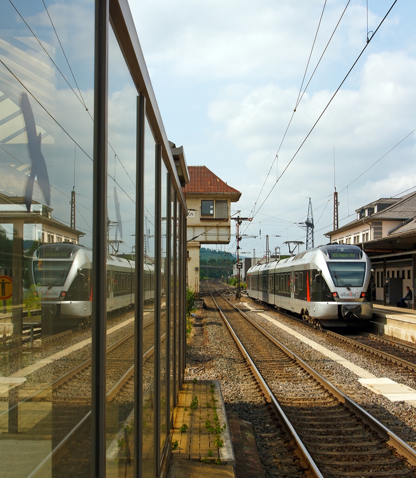 Gleich zweimal....
ET 23006 (3-teiliger Stadler Flirt) der Abellio Rail NRW am 10.07.2013 im Bahnhof Kreuztal. 
Er bef�hrt die KBS 440 (Ruhr-Sieg-Strecke) als RB 91 (Ruhr-Sieg-Bahn) die Verbindung Siegen-Hagen.
