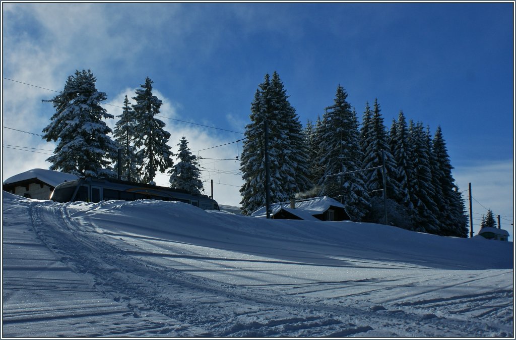 Gut versteckt hinter dem vielen Schnee  zeigt  sich der Beh 2/4 72 auf dem Les Pl�iades.
(19.12.2012)