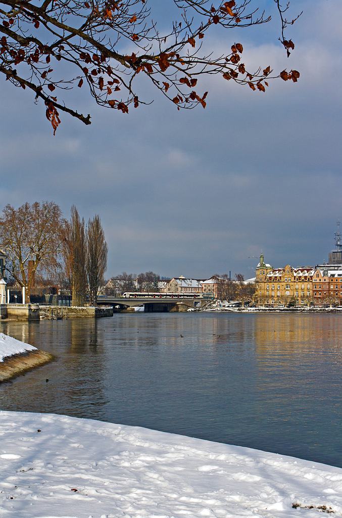 Hier das aus BB bekannte Bild, in originaler H�he und um 0,65� nach links gedreht:

Ein Seehas (ein Flirt RABe521 xxx der SBB GmbH (Deutschland)) am 08.12.2012 auf der Konstanzer Rheinbr�cke kurz vor dem Erreichen seiner Endstation Konstanz. 
Die  seehas -Strecke Engen - Singen - Radolfzell - Konstanz wird von der  SBB GmbH (Deutschland) betrieben.
SBB GmbH (Deutschland) hat f�r die seehas-Strecke 9 vierteilige Flirts der Bezeichnung RABe526 651-659 ab 2006 in Dienst genommen, mittlerweile sind sie umgezeichnet in RABe521 xxx, 
diese haben folgende Techn. Daten:
L�nge �ber (automatischer) Kupplung: 74.078 mm
Achsanordnung: Bo‘2‘2‘2‘Bo‘
Dauerleistung: 2.000 kW
H�chstgeschwindigkeit: 160 km/h