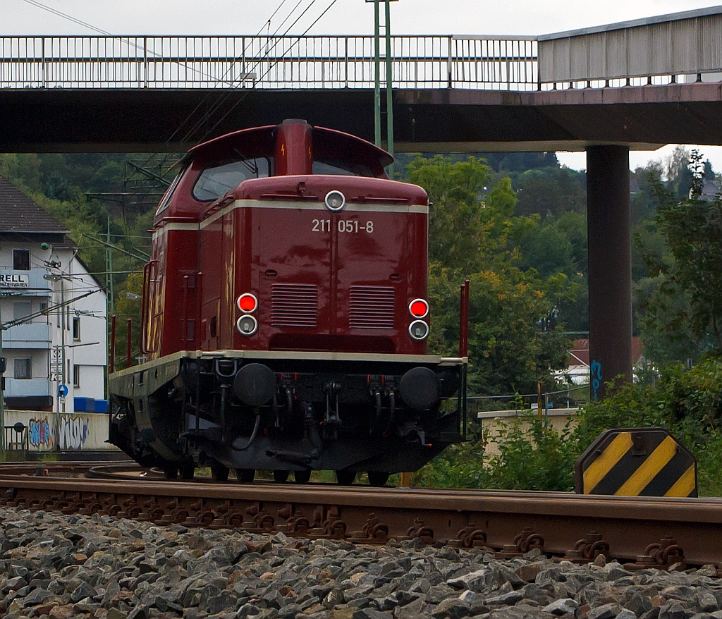 Ich war dabei die Fotostelle zu wechseln, da h�rte ich noch was kommen, zur�ck an die Strecke da reichte es noch zu dem Nachschuss - Die 211 051 -8 der EfW-Verkehrsgesellschaft mbH (Frechen), ex DB V 100 1051, kommt aus Richtung Siegen, hier am 15.09.2012 kurz vor dem Bahnhof Betzdorf/Sieg. Die V 100. 10 wurde 1962 bei MaK in Kiel unter der Fabriknummer 1000069 gebaut und als V 100 1051 an die DB geliefert, 1968 erfolgte die Umbezeichnung in 211 051 -8 bis sie dann 2001 bei der DB ausgemustert wurde. �ber ALS - ALSTOM Lokomotiven Service GmbH, Stendal wurde sie 2002 /2003 an die EfW verkauft. Die Lok hat die NVR-Nummer 92 80 1211 051-8 D-EFW.