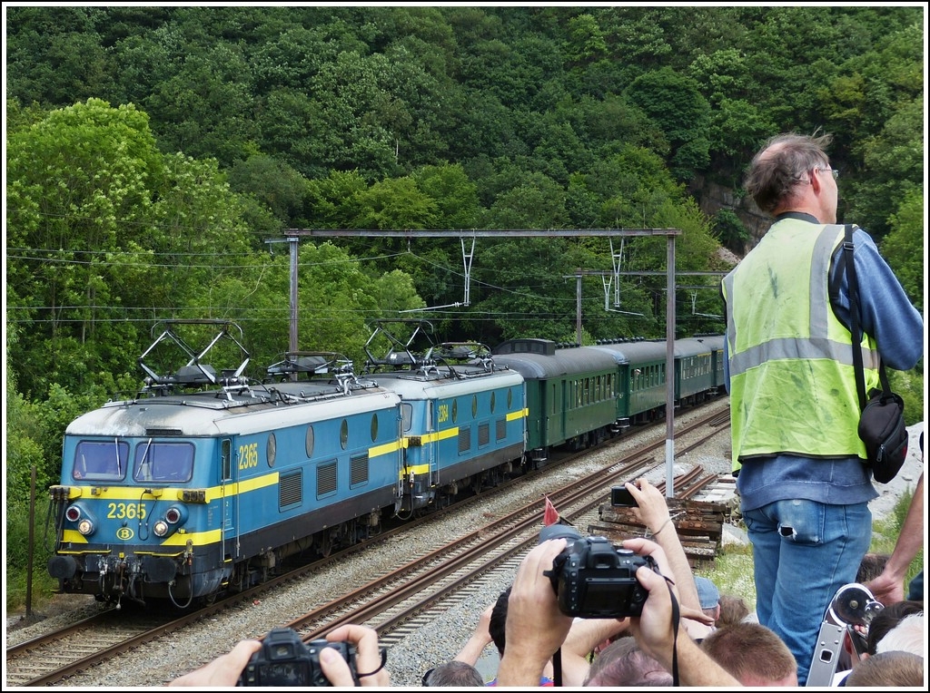 Im Kampf um's beste Bild, wird mit allen Mitteln, sogar mit mitgenommenen Leitern, gearbeitet bei der Abschiedsfahrt der S�rie 23. Der Sonderzug bestehend aus den HLE 2365 und 2364, sowie historischen Wagen, bei der Tunnelausfahrt in Landelies. 23.06.2012 (Hans)