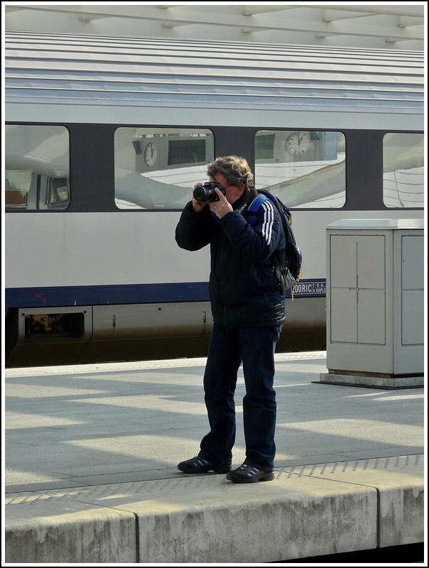 Im sch�nen Bahnhof Li�ge Guillemins scheint Stefan gen�gend Motive zu finden. 30.03.2009 (Jeanny)