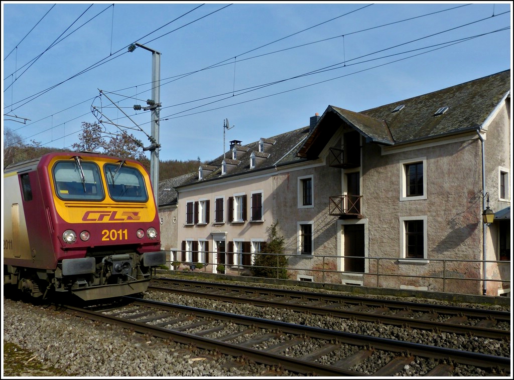 Im Tal der Alzette zwischen Cruchten und Pettingen liegt die gut erhaltene M�hle von Essingen, aber leider gibt es hier kaum M�glichkeiten diese mitsamt des ganzen Zuges abzulichten. So entstand am 09.03.2012 dieses etwas andere Bahnbild, als der Triebzug Z 2011 als RB 3595 Diekirch - Luxemburg Stadt an der M�hle in Essingen vorbei fuhr. (Jeanny)